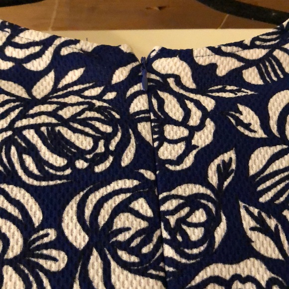 Blue and white floral pattern - Picture 2 of 2